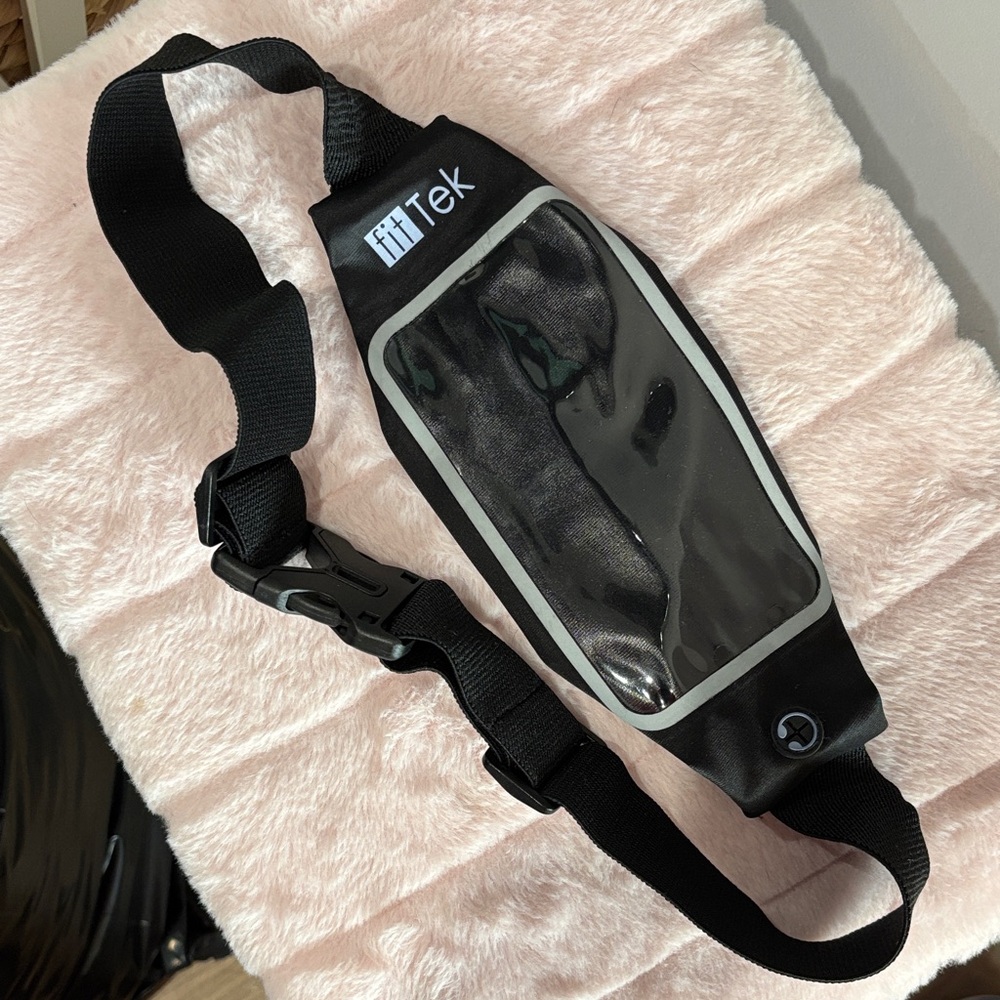 Fit Tek running fanny pack
Perfect for putting your phone and other essentials